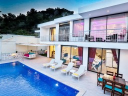 Sezonluk kiralık villa! A'dan Z'ye tüm eşyaları olan villamız sezonluk kiralıktır